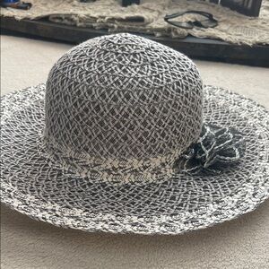 Women's Straw Sun Hat with Decorative Flower - Black & White